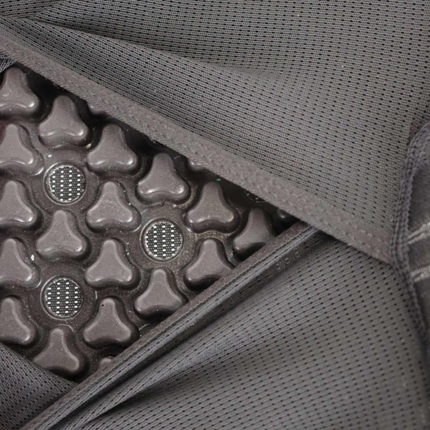 Helios Peak Shield Vest, zadný štít, čierna