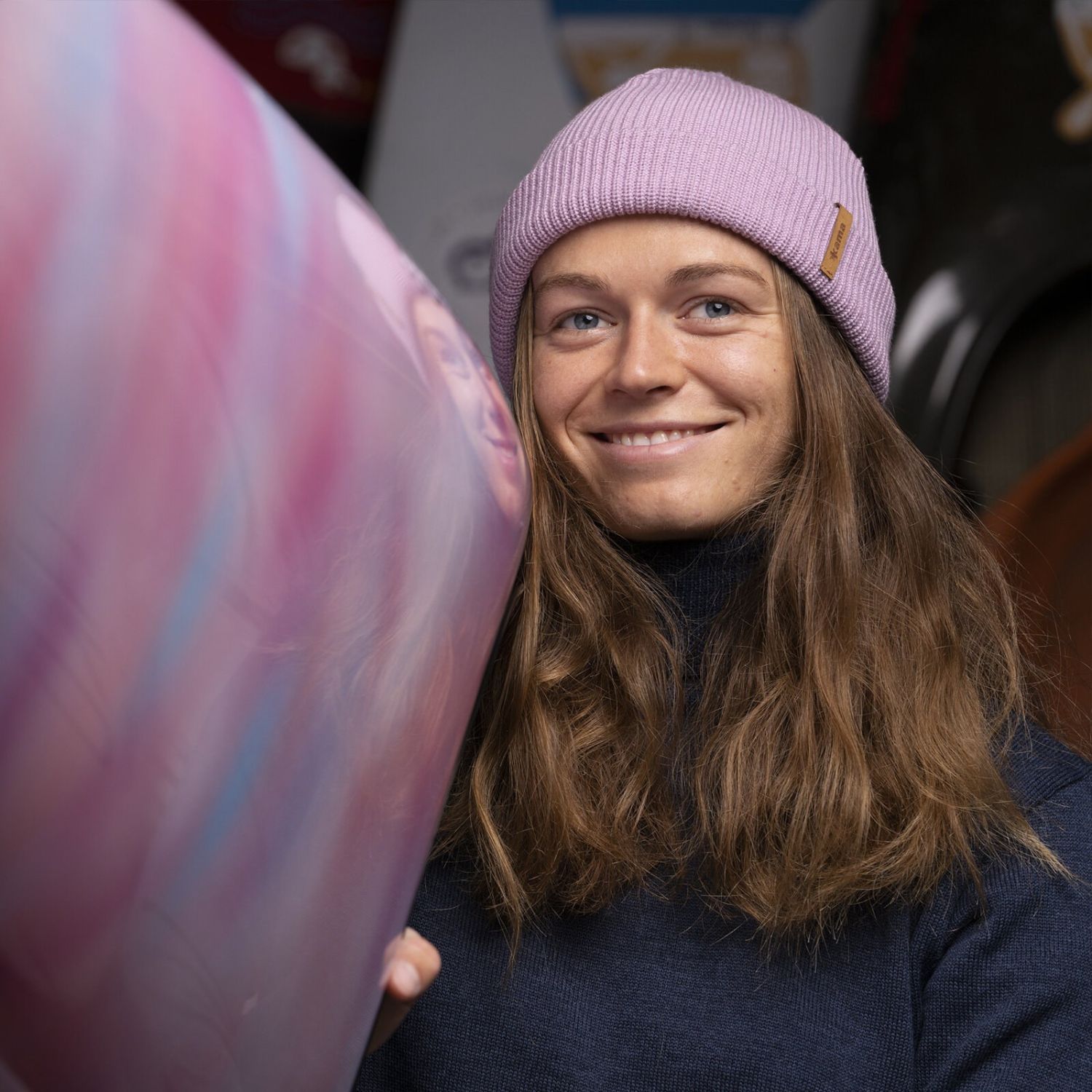 Kama Levi, hoed, rosa