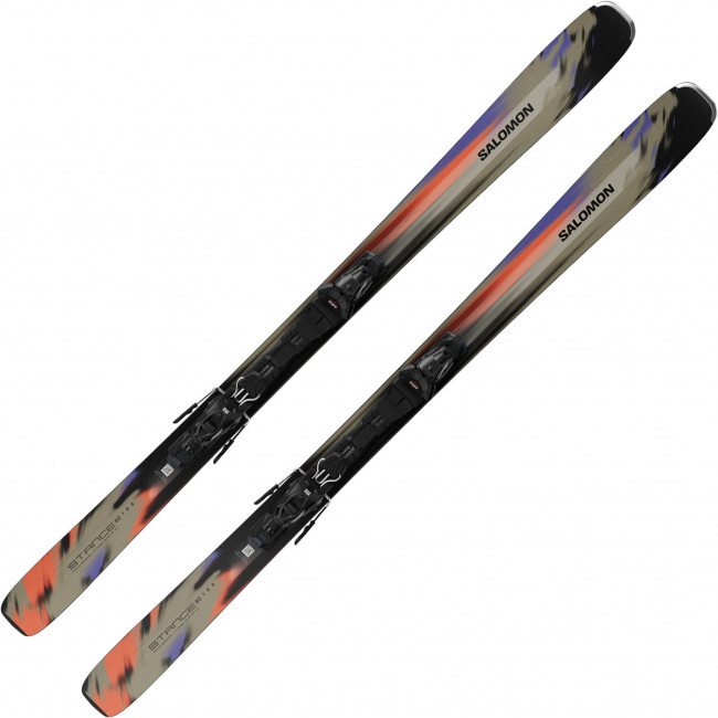 Et par Salomon Stance 80-ski med binding, set skråt ovenfra